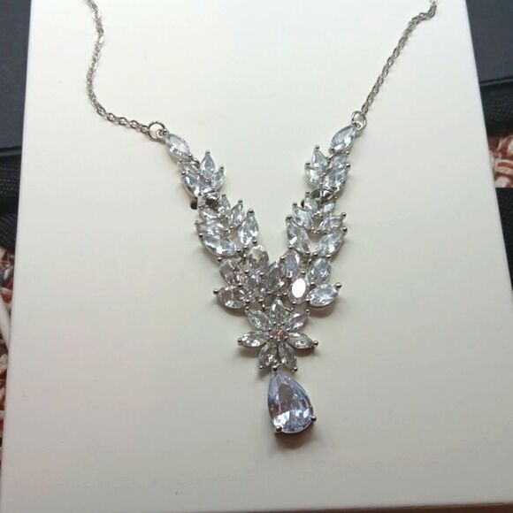 DHQH Earrings & Necklace Set New With Box - Picture 5 of 5